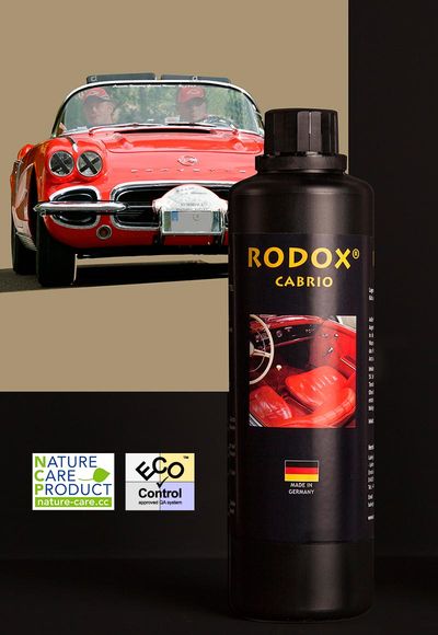 Ein rotes Cabriolet mit Lederinnenausstattung steht hinter einer Flasche von RODOX® Pflege- und Reinigungsmittel für Cabriolet-Leder. An der Seite des Lederpflegefertigproduktes sind zwei Labels für Nature Care Product und ECO-Control angebracht.